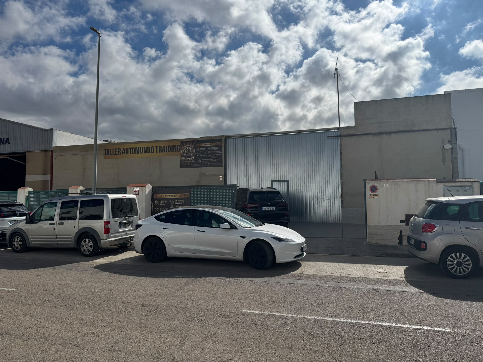 Fachada exterior del taller Coches Gold Automundo Traiding en Catarroja con vehículo Tesla